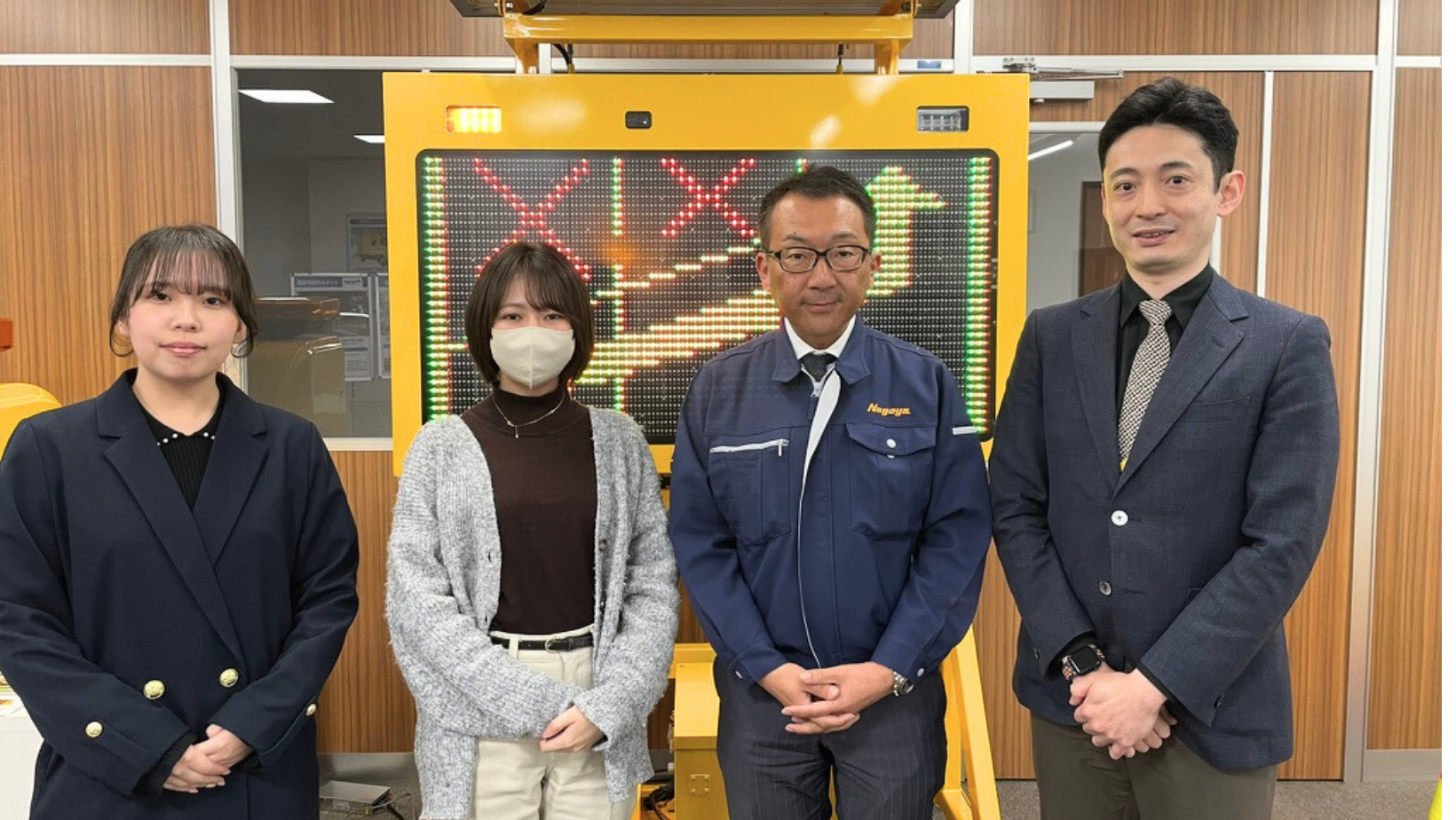 名古屋電機工業株式会社の皆様（道路情報板の前にて）